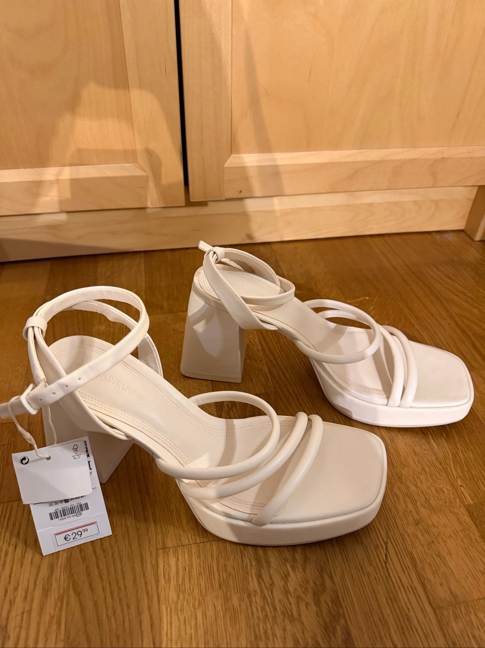 Talon d’été beige clair stradivarius